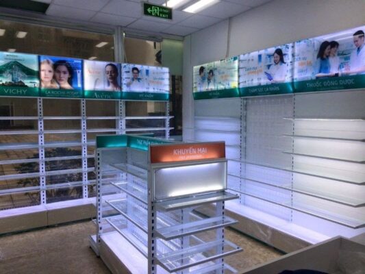 Kệ siêu thị kèm biển quản cáo