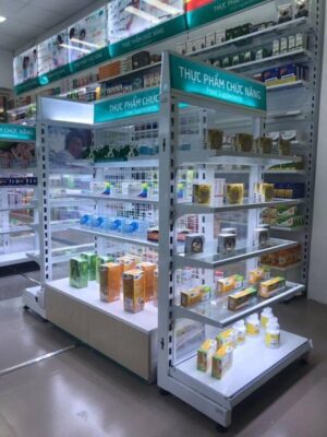 Kệ siêu thị kèm biển quản cáo