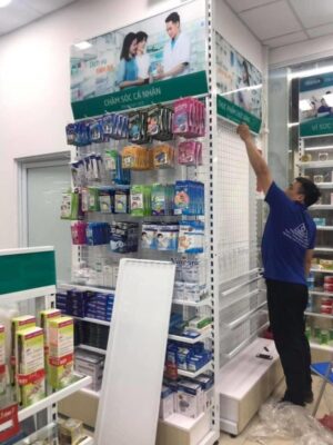 Kệ siêu thị kèm biển quản cáo